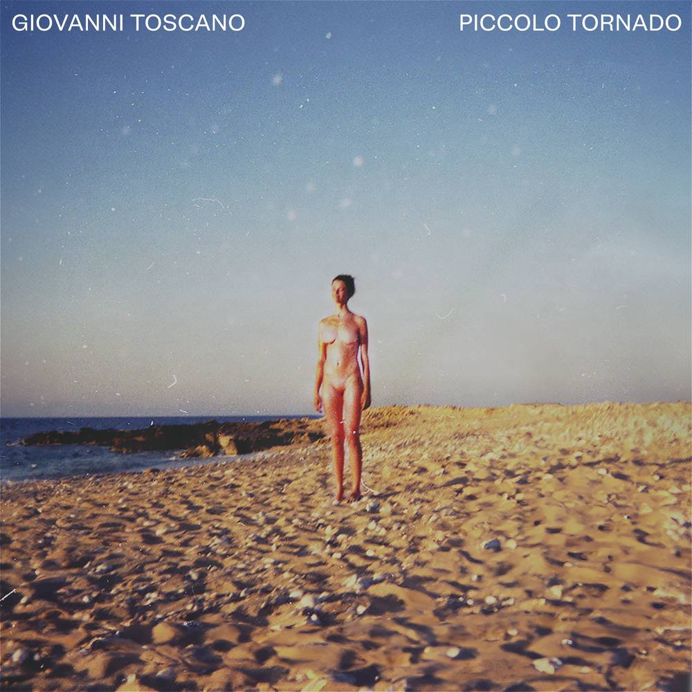 “Piccolo tornado” is the new single of Giovanni Toscano. 