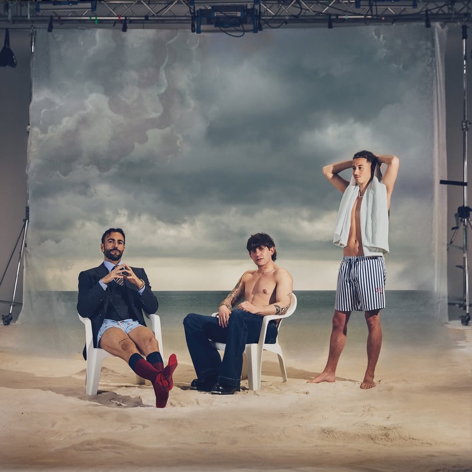 “Sto bene al mare” is the new single by Marco Mengoni