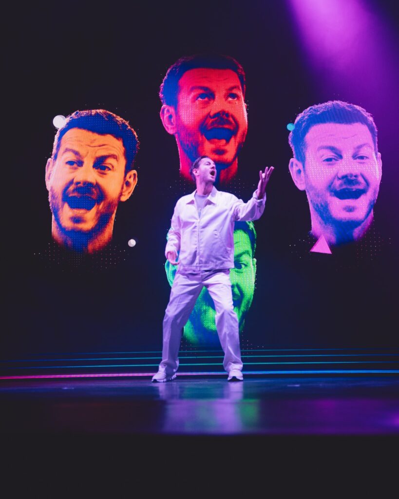 “BENVENUTO NELL’ A.I.” – THE NEW THEATER TOUR BY ALESSANDRO CATTELAN HAS BEGUN